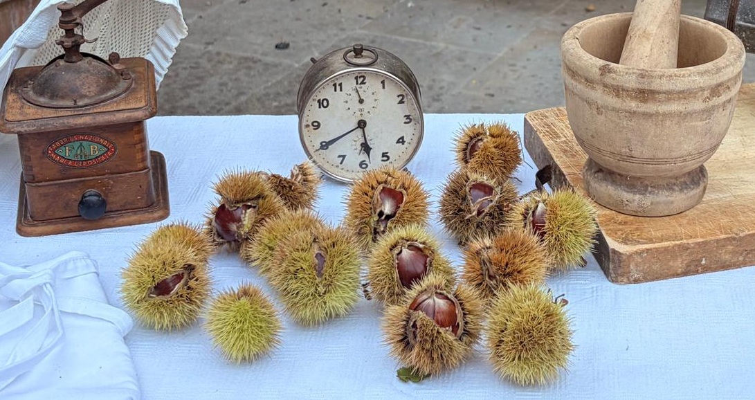 CLOCK-CASTAGNE-MORTAR-PESTLE_CROPPED