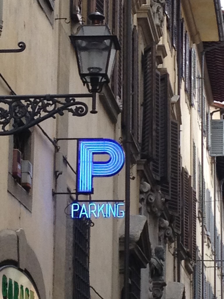 il vecchio e il moderno: indicazione parcheggio blu neon e una lampada stile vecchio / the old and the modern: blue neon parking sign and and old style lamp