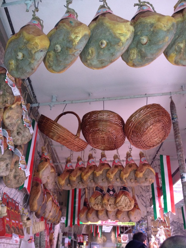 In una salumeira: proscuitti e cestini / At a salumeria (cold meats shop): hams and baskets