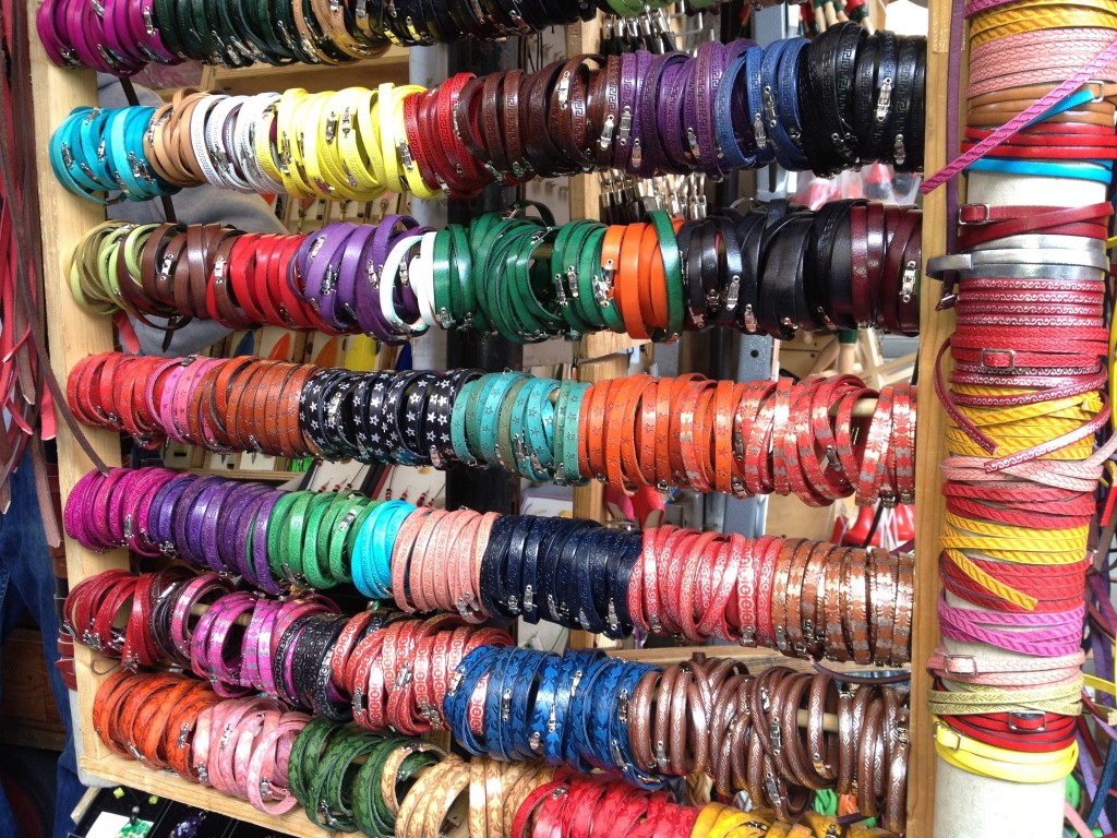 Braccialetti di cuoio al mercato di San Lorenzo / Leather bracelets at the San Lorenzo open-air market