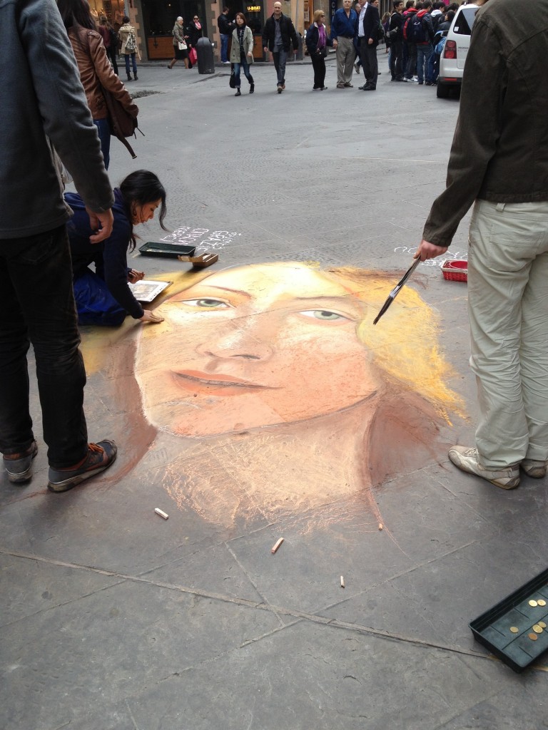 Artisti che disegnano con il gesso sui marciapiedi / Sidewalk chalk artists