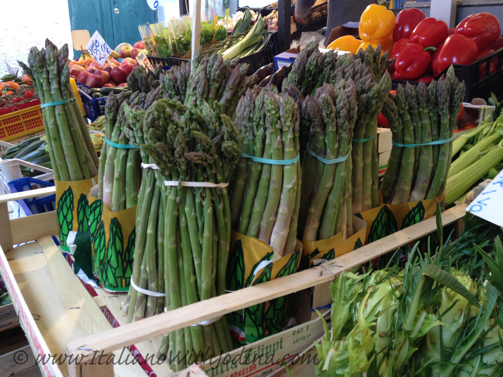 fruttivendolo-asparagi-venezia -asparagus at a greengrocer in  venice