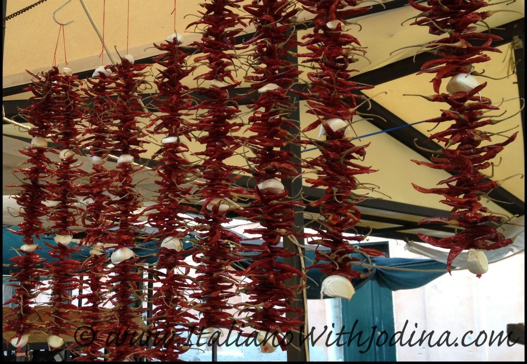 fruttivendolo-peperoncini-venezia-chili peppers drying at the market in venice