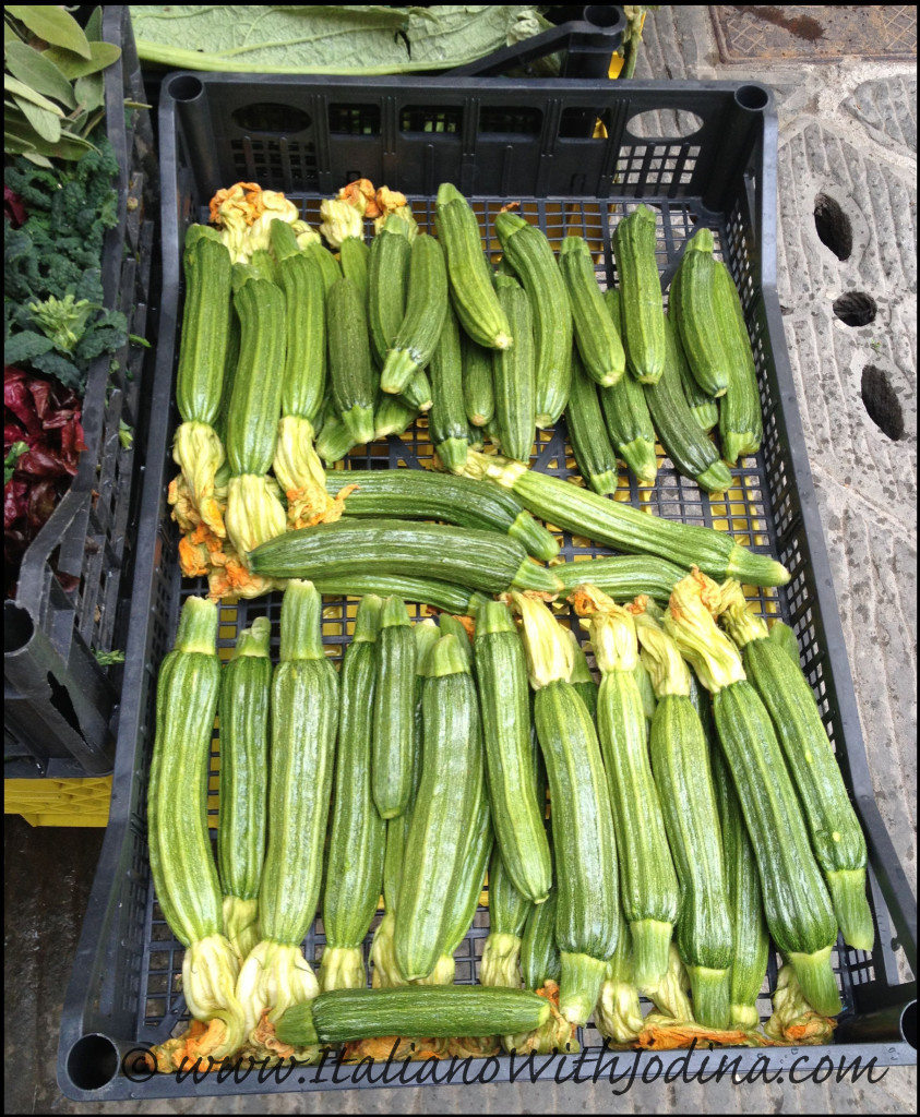 fruttivendolo-zucchine-greve-zucchini at greengrocer in chianti