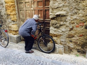 Peeping man, bike, cefalu